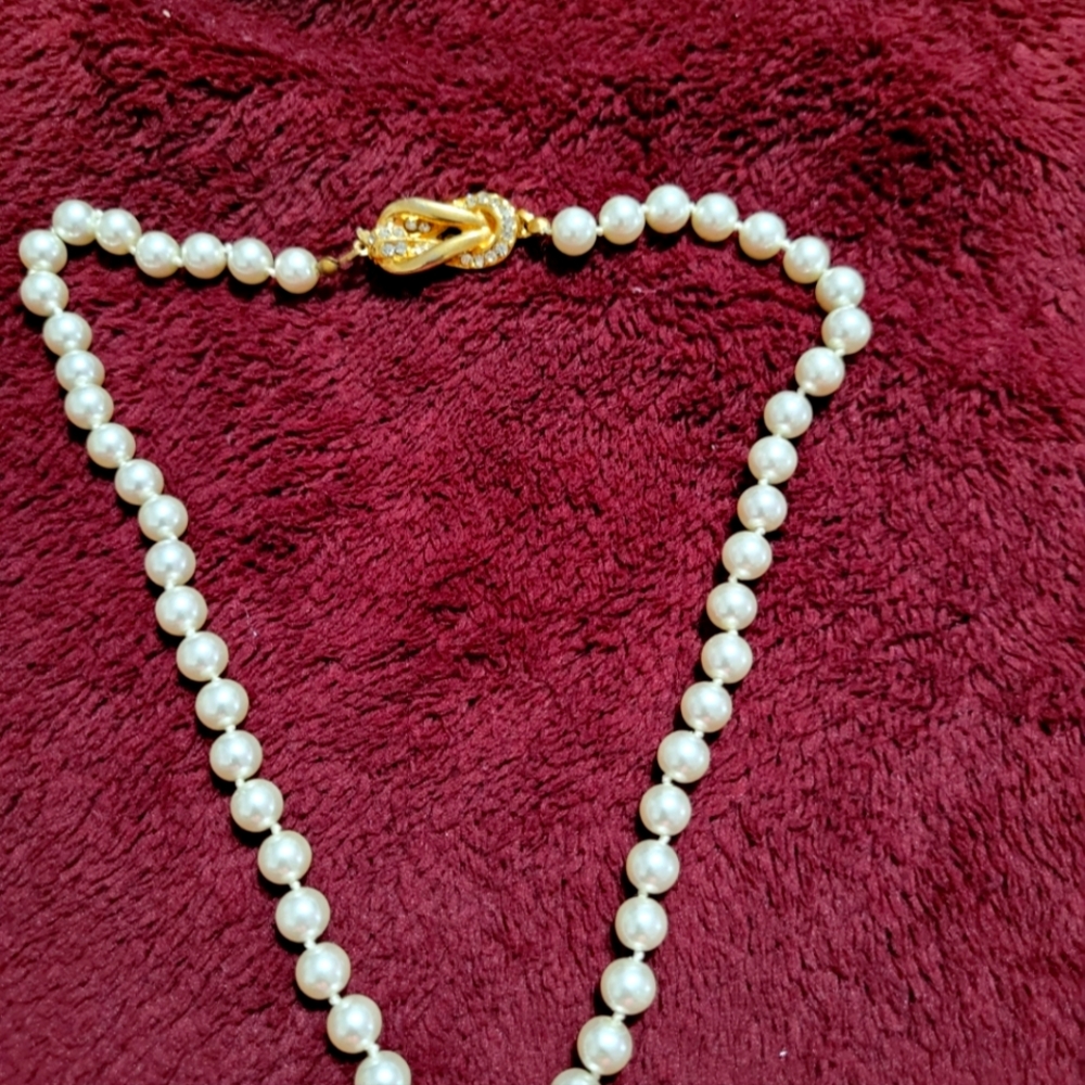 Necklace plastic white pearl